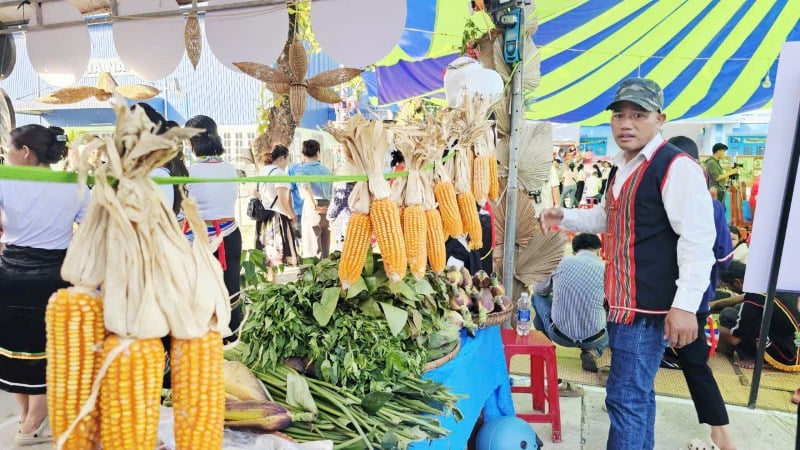 Không gian ẩm thực truyền thống của đồng bào Cor tại triển lãm. Ảnh: Hoàng Bin