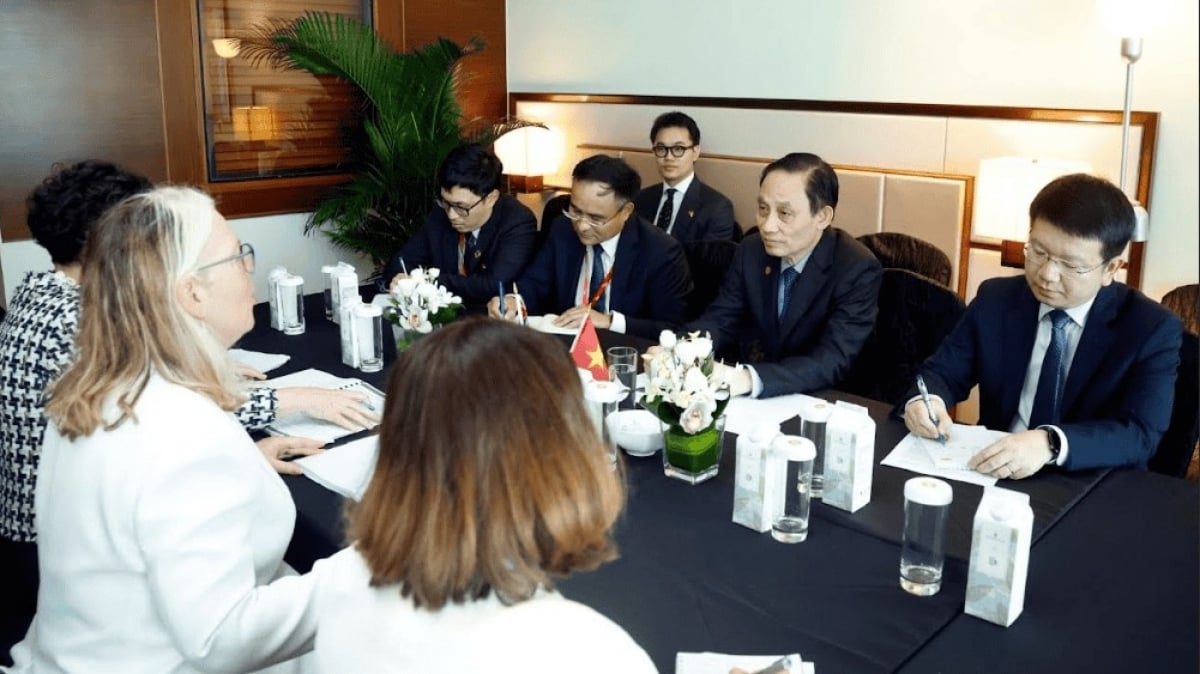 Politbureaulid en minister van Buitenlandse Zaken Le Hoai Trung ontvangt de Australische viceministe