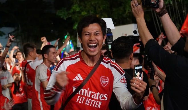 Herec z filmu 'Rudý déšť' kvůli Arsenalu nespí - Foto 1. Diễn viên 'Mưa đỏ' mất ngủ vì Arsenal- Ảnh 1.