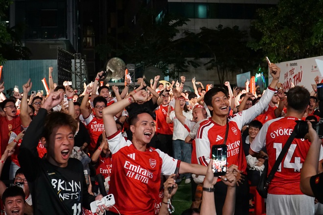 Herec z filmu 'Rudý déšť' kvůli Arsenalu nespí - Foto 2. Diễn viên 'Mưa đỏ' mất ngủ vì Arsenal- Ảnh 2.