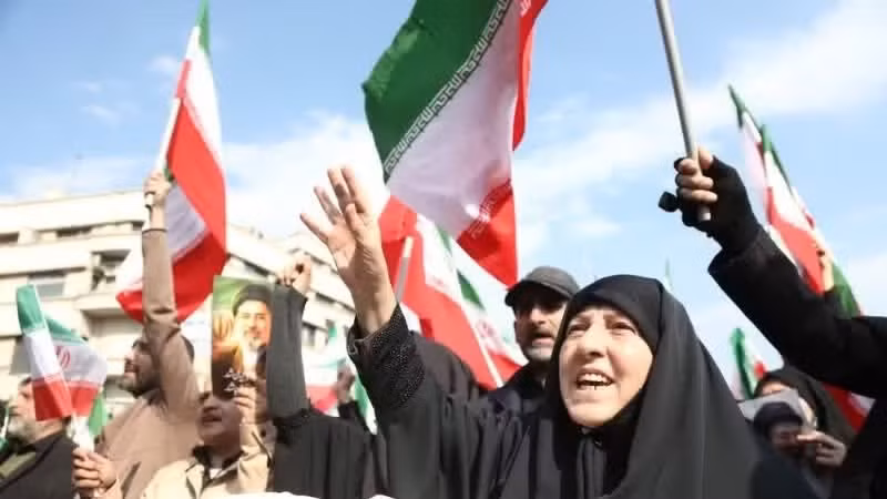 شهروندان ایرانی پس از اعلام آتشبس در تهران راهپیمایی کردند. (عکس: THX/VNA)