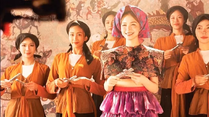Das Musikvideo „Bac Bling“ der Sängerin Hoa Minzy, das traditionelle kulturelle Werte zelebriert, hat Millionen von Aufrufen erzielt und sich zu einem Phänomen in den sozialen Medien entwickelt. (Screenshot)