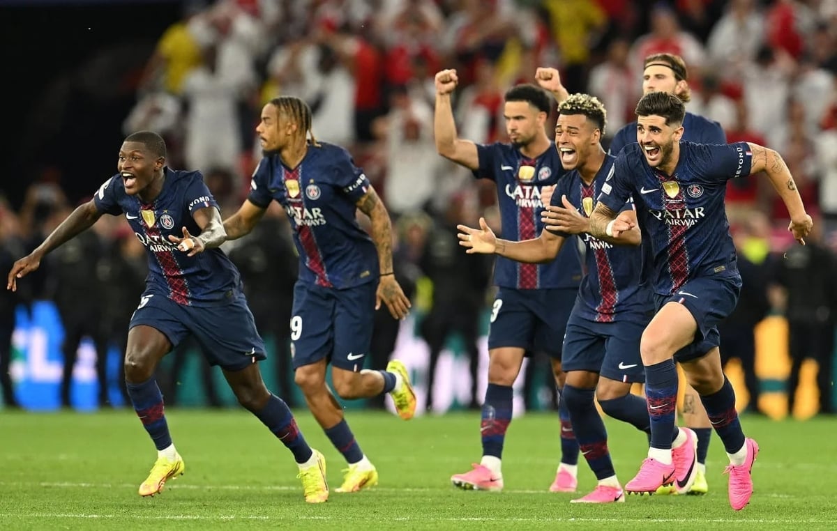 The joy of the PSG players after successfully defending their title. Photo: Angelika Warmuth. Niềm vui của cầu thủ PSG sau khi bảo vệ thành công chức vô địch. Ảnh: Angelika Warmuth.