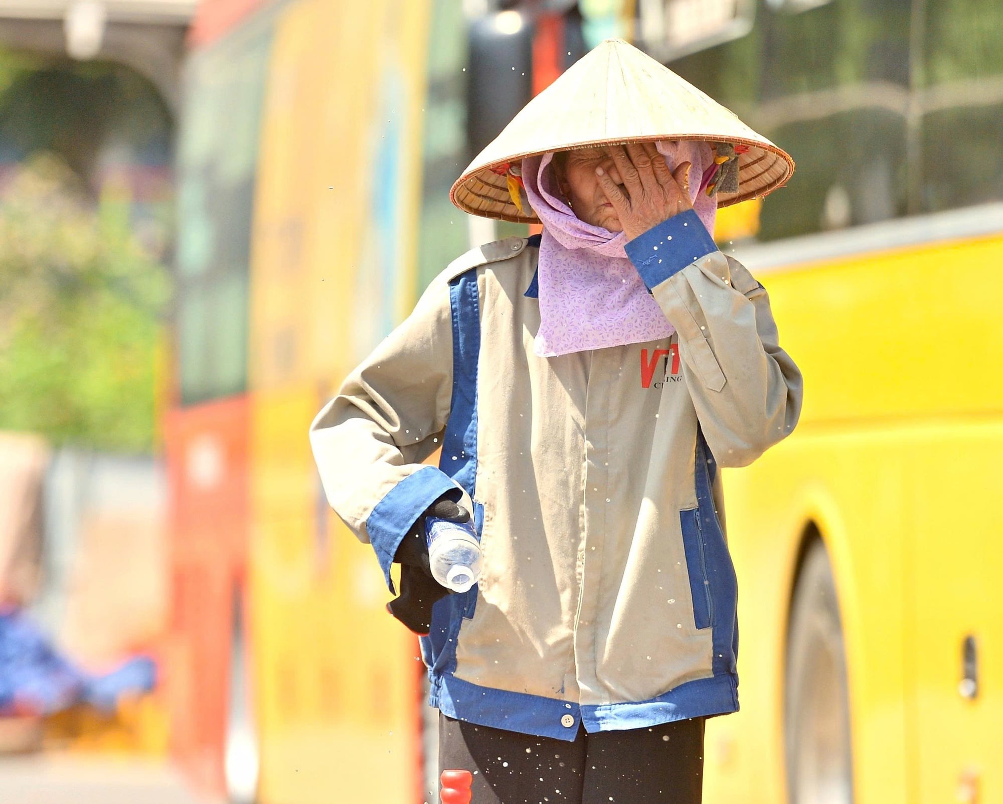 Vì sao quên uống nước có thể gây suy thận ? - Ảnh 1.