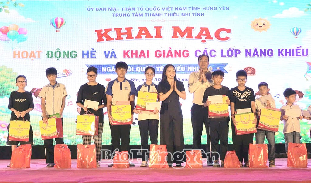 Đồng chí Ngô Thị Kim Hoàn, Ủy viên Ban Thường vụ Tỉnh ủy, Phó Chủ tịch Thường trực Ủy ban MTTQ Việt Nam tỉnh tặng quà trẻ em khuyết tật và trẻ em có hoàn cảnh khó khăn nhân ngày Quốc tế Thiếu nhi (1/6).