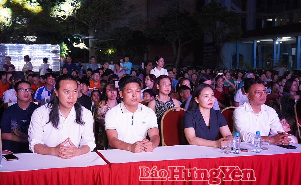 Đồng chí Ngô Thị Kim Hoàn, Ủy viên Ban Thường vụ Tỉnh ủy, Phó Chủ tịch Thường trực Ủy ban MTTQ Việt Nam tỉnh cùng các đại biểu dự chương trình khai mạc hoạt động hè, khai giảng các lớp năng khiếu và Ngày hội Quốc tế Thiếu nhi 1/6 tại Trung tâm Thanh thiếu nhi tỉnh (phường Thái Bình).