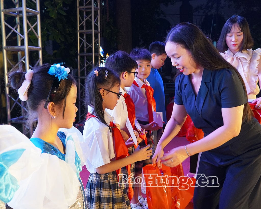 Đồng chí Ngô Thị Kim Hoàn, Ủy viên Ban Thường vụ Tỉnh ủy, Phó Chủ tịch Thường trực Ủy ban MTTQ Việt Nam tỉnh tặng quà học sinh có thành tích xuất sắc đang học tập tại Nhà Văn hóa thiếu nhi tỉnh (phường Thái Bình).