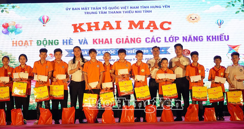 Học sinh có hoàn cảnh khó khăn ở Trường Tiểu học Lê Hồng Phong, Trường THCS Lê Hồng Phong được tặng quà nhân ngày Quốc tế Thiếu nhi (1/6)