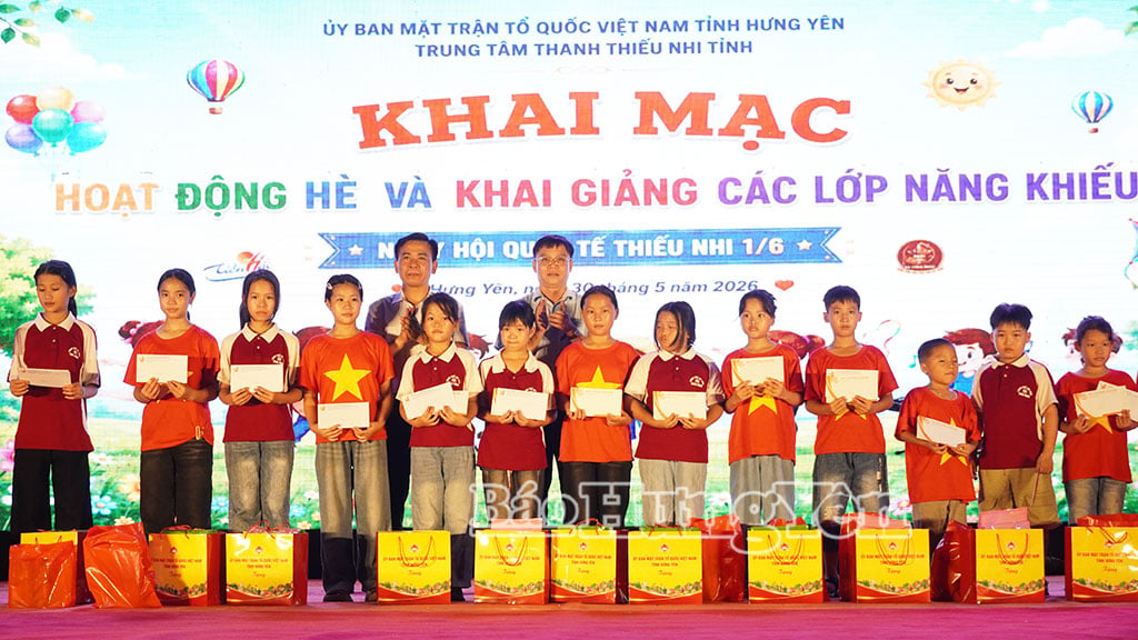 Trẻ em ở Làng Trẻ em SOS được tặng quà nhân ngày Quốc tế Thiếu nhi (1/6).
