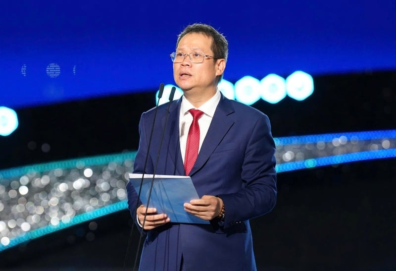 Nguyen Manh Hung úr, Da Nang város Népi Bizottságának elnöke mondta el a megnyitó beszédet a 2026-os DIFF-en. Fotó: Diem Phuc