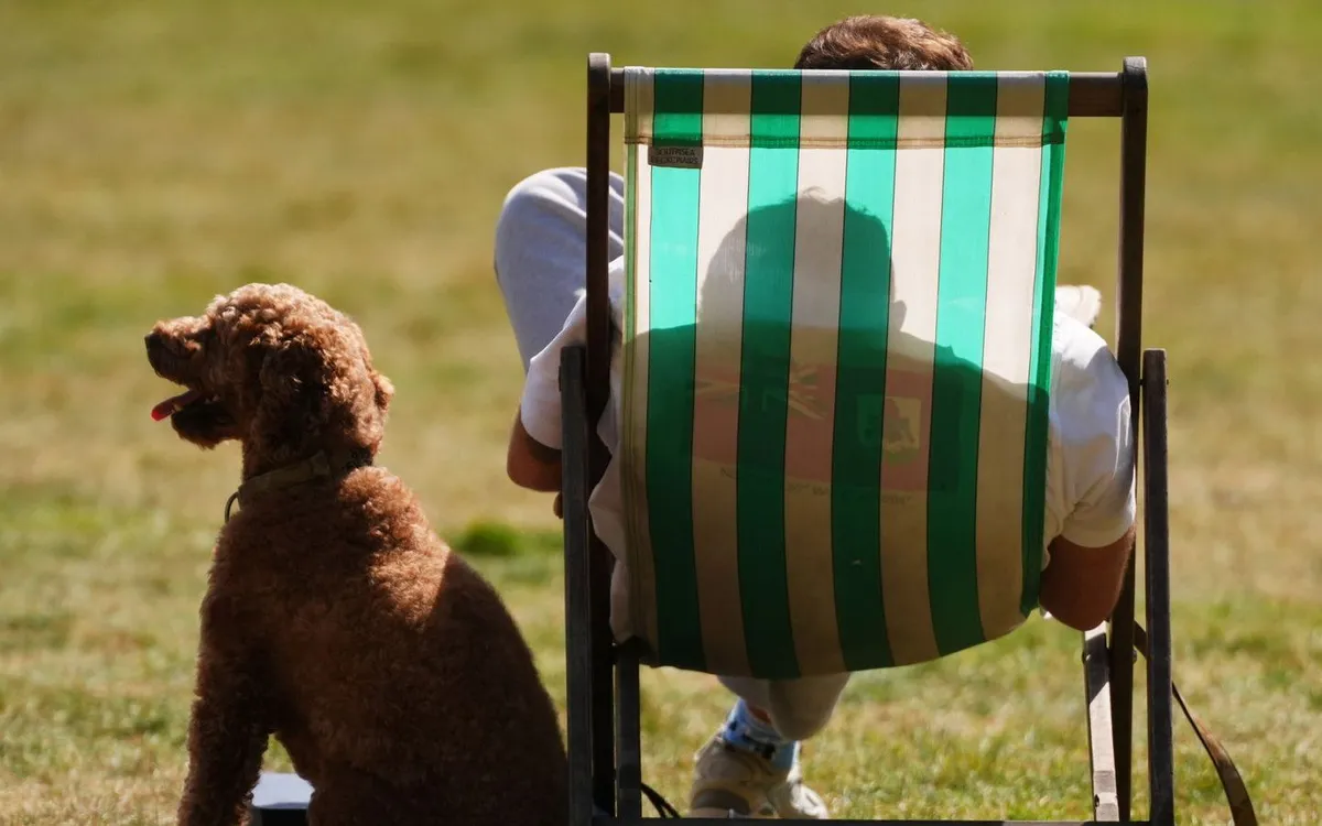 Người dân tận hưởng nắng ấm tại công viên Green Park ở London, Anh. (Ảnh: PA)