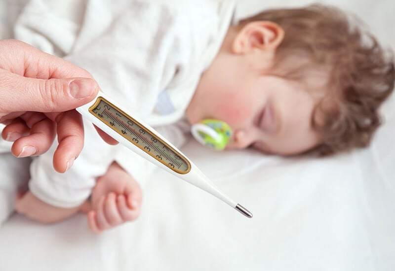 Wees alert op virale koorts bij kinderen tijdens de zomer - Foto 1. Mùa hè cảnh giác với sốt virus ở trẻ em- Ảnh 1.