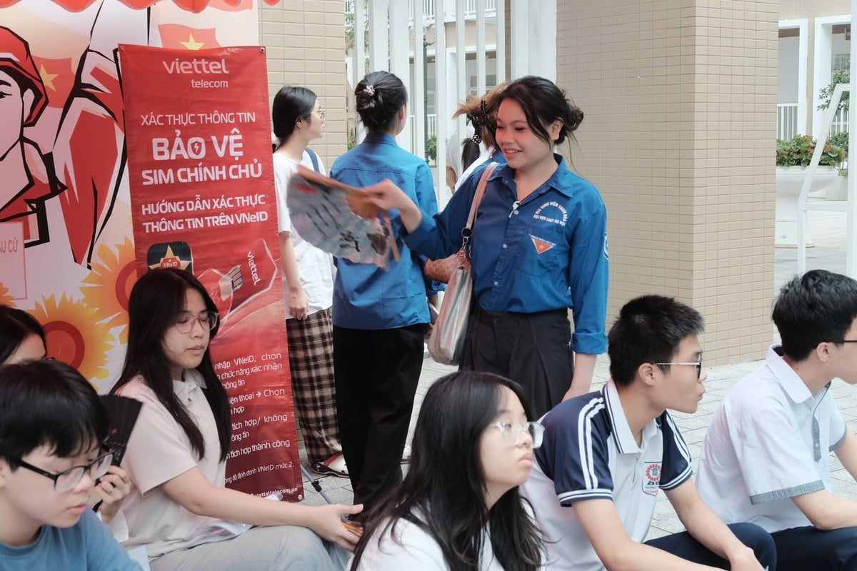Dobrovolníci na místě konání zkoušek na střední škole Giang Vo pomáhají kandidátům. Foto: Lan Chi. Tình nguyện viên ở điểm thi Trường THCS Giảng Võ hỗ trợ thí sinh. Ảnh: Lan Chi.