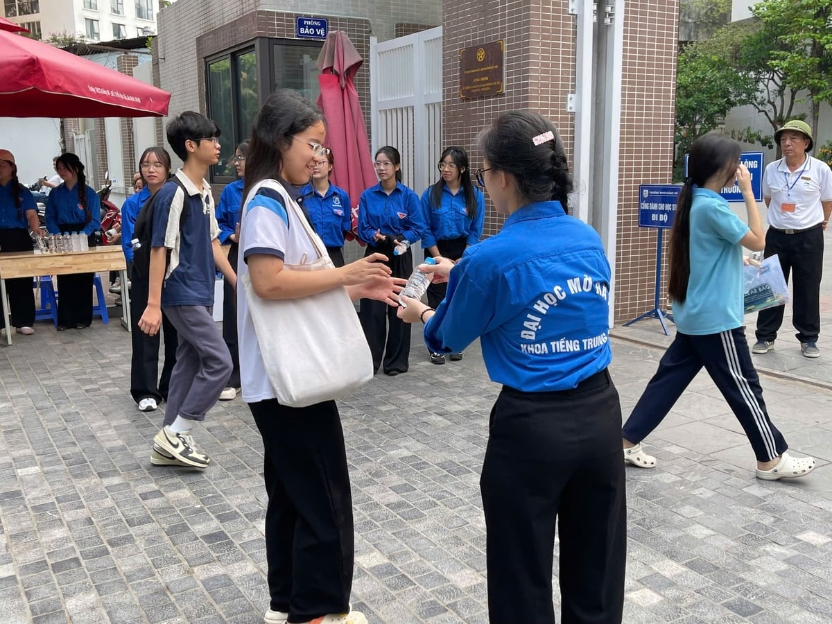Kandidáti dorazili brzy, aby se připravili na závěrečnou zkoušku, která se konala ráno 31. května. Foto: Lan Chi. Thí sinh đến sớm để chuẩn bị cho môn thi cuối cùng vào sáng 31/5. Ảnh: Lan Chi.