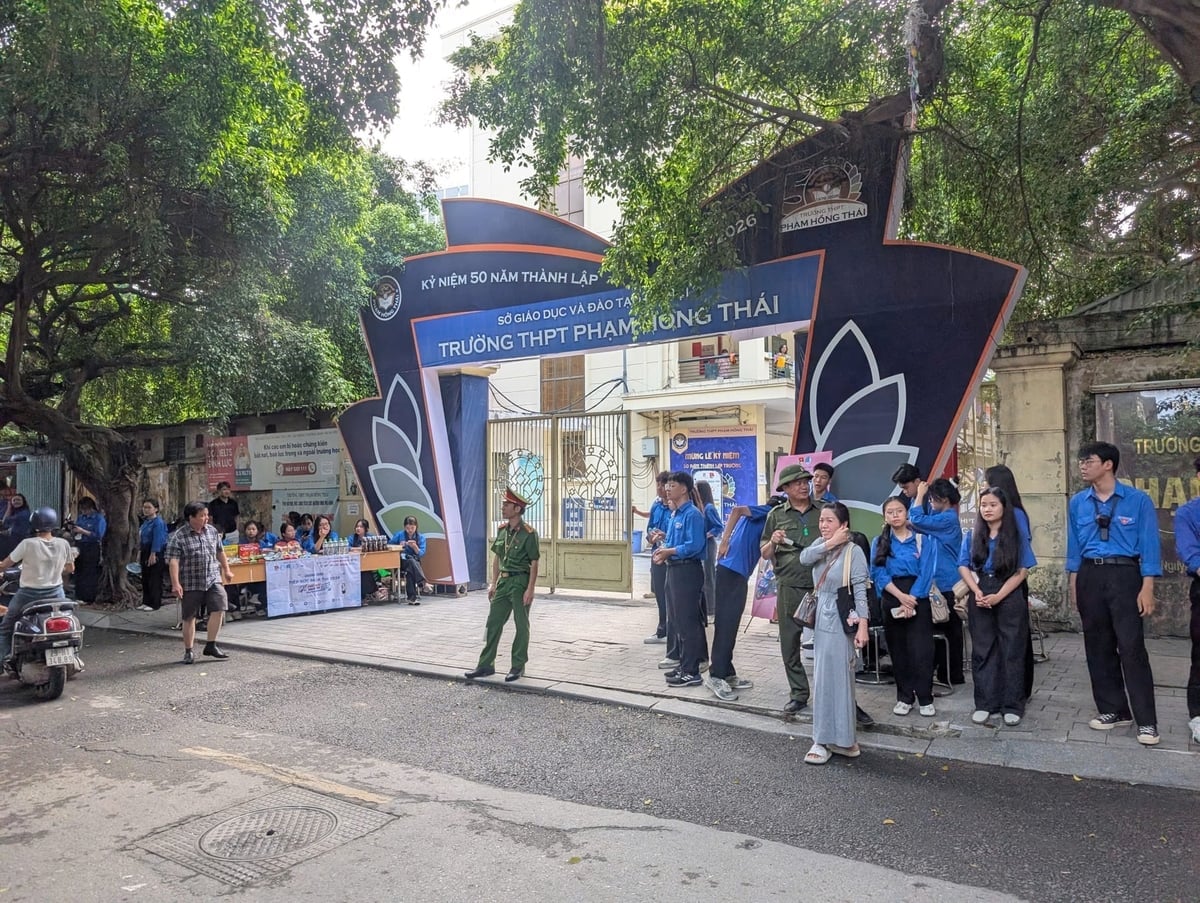 Dobrovolníci a policisté se podílejí na podpoře zkouškové sezóny v místě konání zkoušek na střední škole Pham Hong Thai. Foto: Lan Chi. Lực lượng tình nguyện viên và lực lượng công an tham gia tiếp sức mùa thi tại điểm thi Trường THPT Phạm Hồng Thái. Ảnh: Lan Chi.
