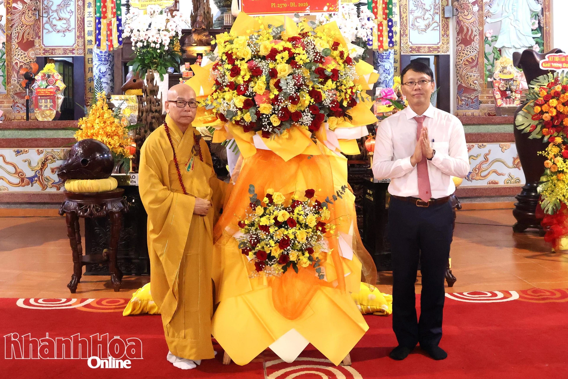 Phó Chủ tịch UBND tỉnh Nguyễn Thanh Hà tặng hoa chúc mừng Ban Trị sự Giáo hội Phật giáo Việt Nam tỉnh.