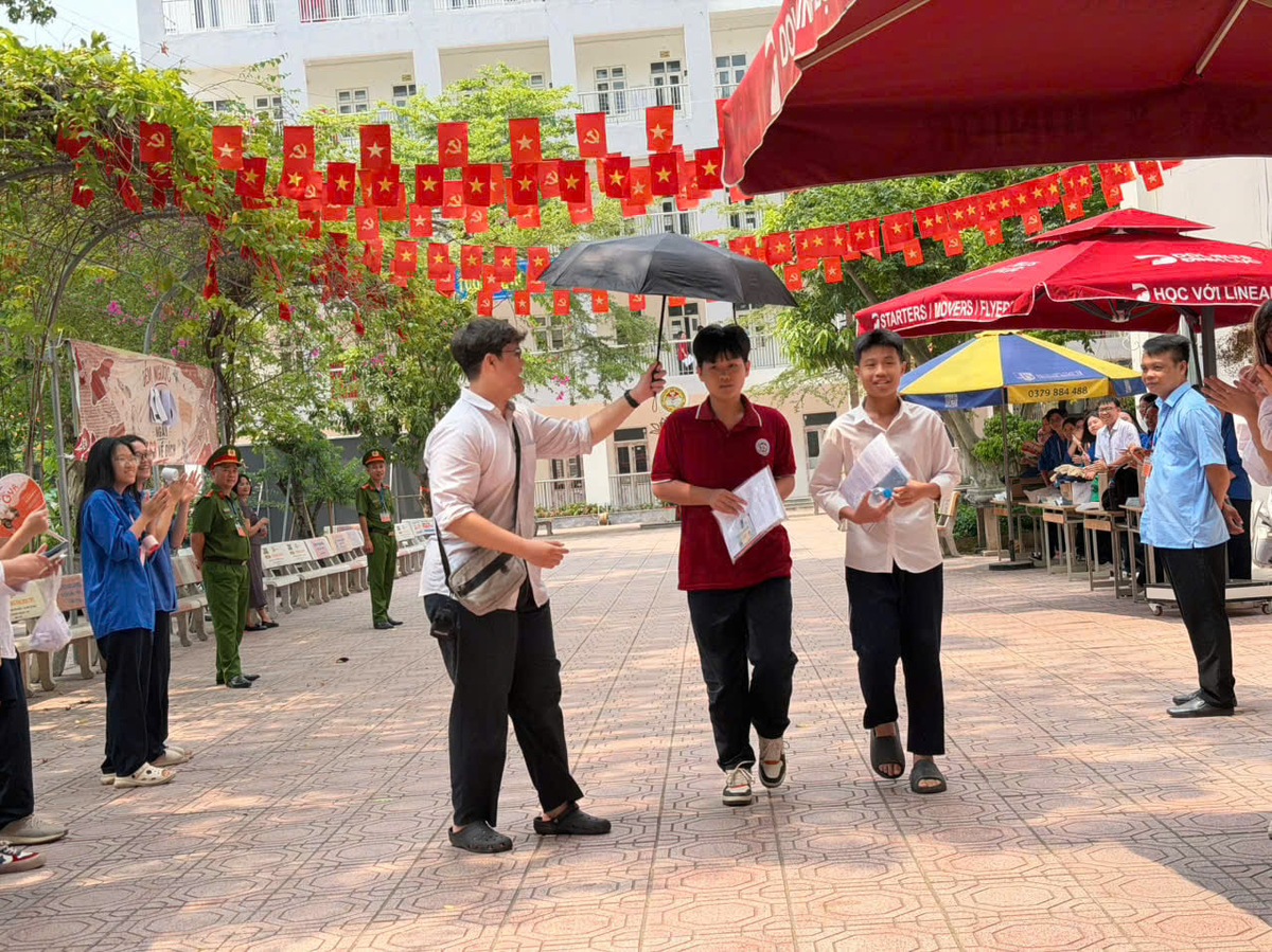 Em Phạm Gia Hưng, học sinh Trường THCS Ngô Quyền (áo đỏ) là một trong hai thí sinh đầu tiên ra khỏi điểm thi Trường THPT Đoàn Kết - Hai Bà Trưng (phường Bạch Mai). Ảnh: Mai Đan.