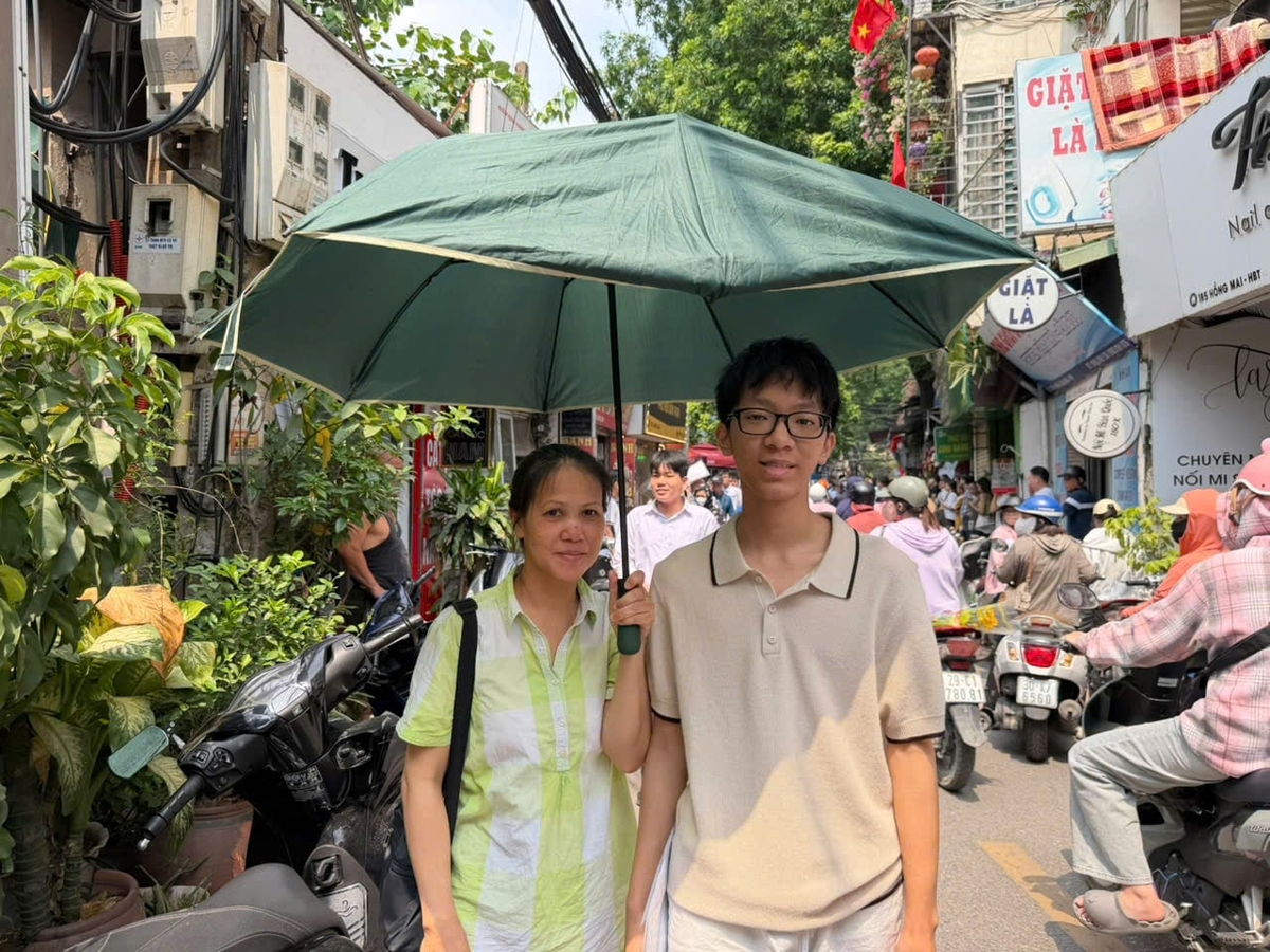 Em Nguyễn Đăng Khôi và mẹ chia sẻ về độ khó của đề thi Toán với phóng viên Báo Nông nghiệp và Môi trường. Ảnh: Mai Đan.
