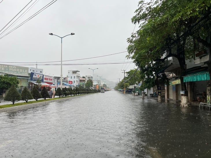 Mưa lớn, ngập nhiều nơi ở Nha Trang - Ảnh 3.