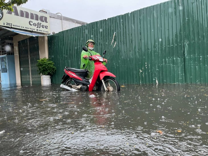 Mưa lớn, ngập nhiều nơi ở Nha Trang - Ảnh 4.