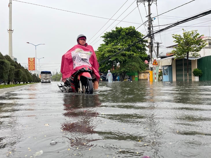 Mưa lớn, ngập nhiều nơi ở Nha Trang - Ảnh 5.