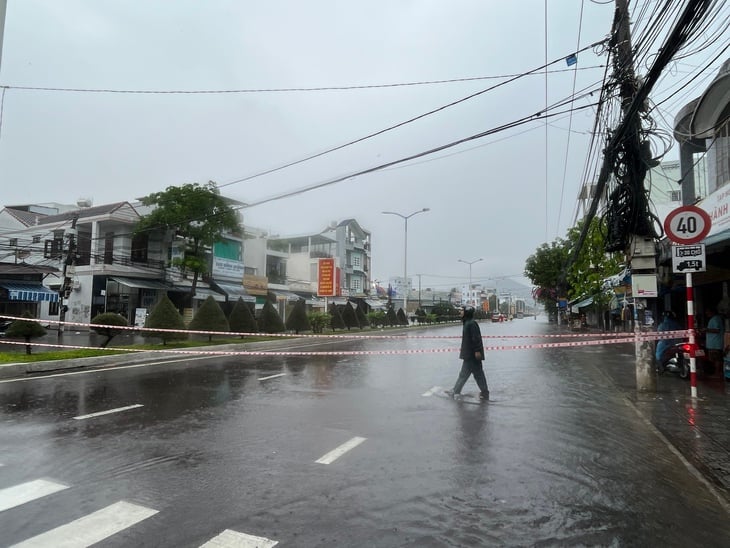 Mưa lớn, ngập nhiều nơi ở Nha Trang - Ảnh 7.