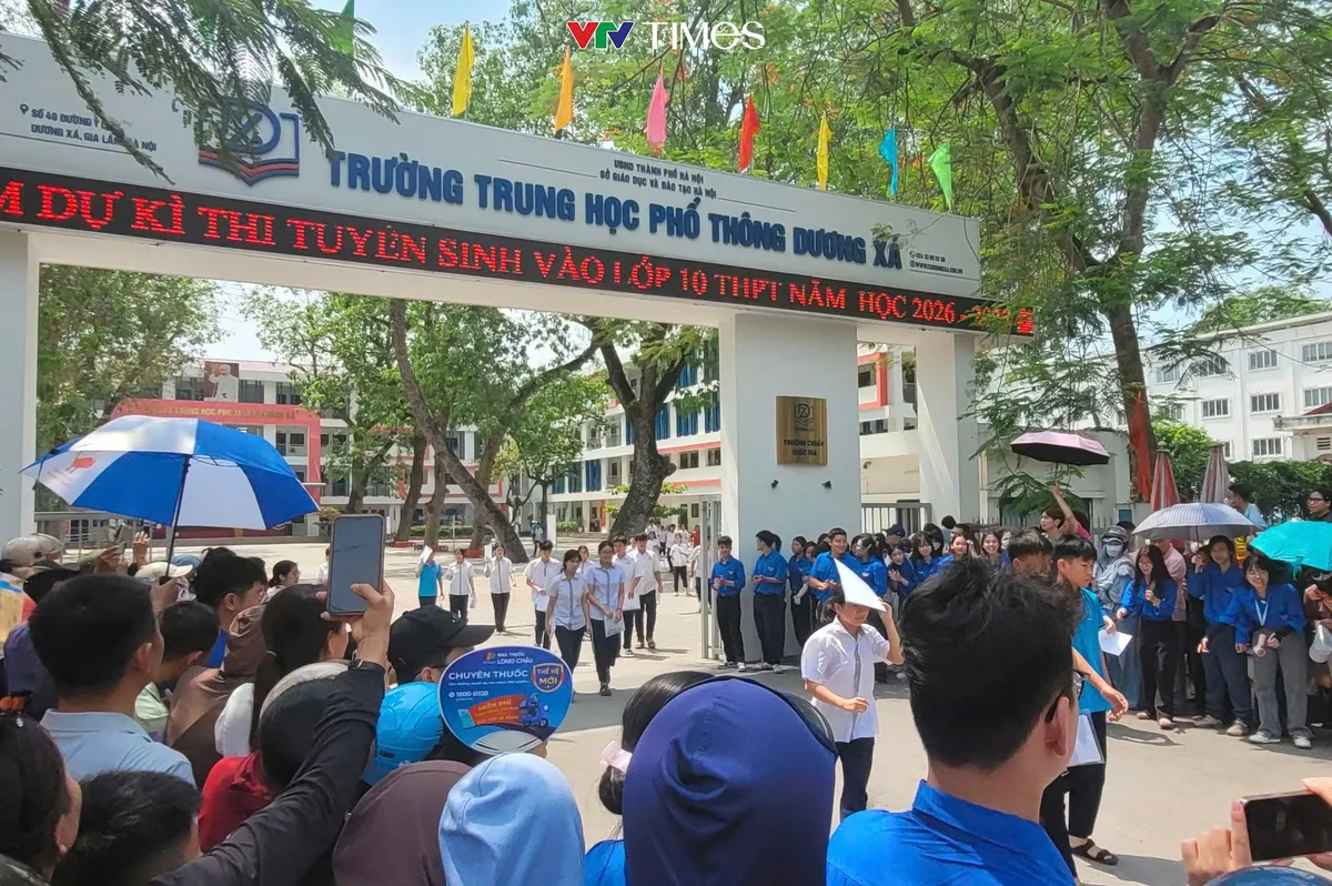 Toàn cảnh kỳ thi lớp 10 Hà Nội đông kỷ lục: Từ đề thi thực tiễn đến nụ cười sau giờ thi - Ảnh 1.