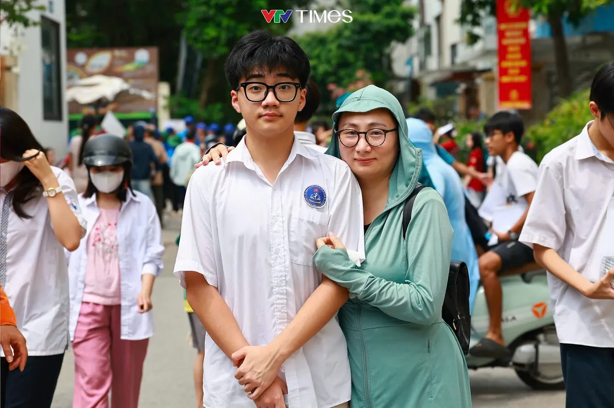 Toàn cảnh kỳ thi lớp 10 Hà Nội đông kỷ lục: Từ đề thi thực tiễn đến nụ cười sau giờ thi - Ảnh 8.
