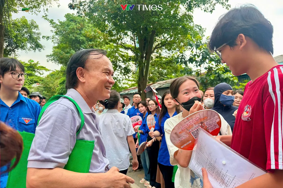 Toàn cảnh kỳ thi lớp 10 Hà Nội đông kỷ lục: Từ đề thi thực tiễn đến nụ cười sau giờ thi - Ảnh 9.