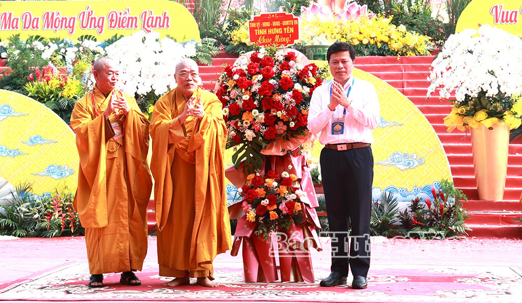 Kameraad Tran Quoc Toan, plaatsvervangend secretaris van het provinciale partijcomité, voorzitter van het comité van het Vietnamese Vaderlandsfront in de provincie en hoofd van het provinciale stuurcomité voor religieuze zaken, overhandigde bloemen om het evenement te feliciteren tijdens de grote ceremonie.