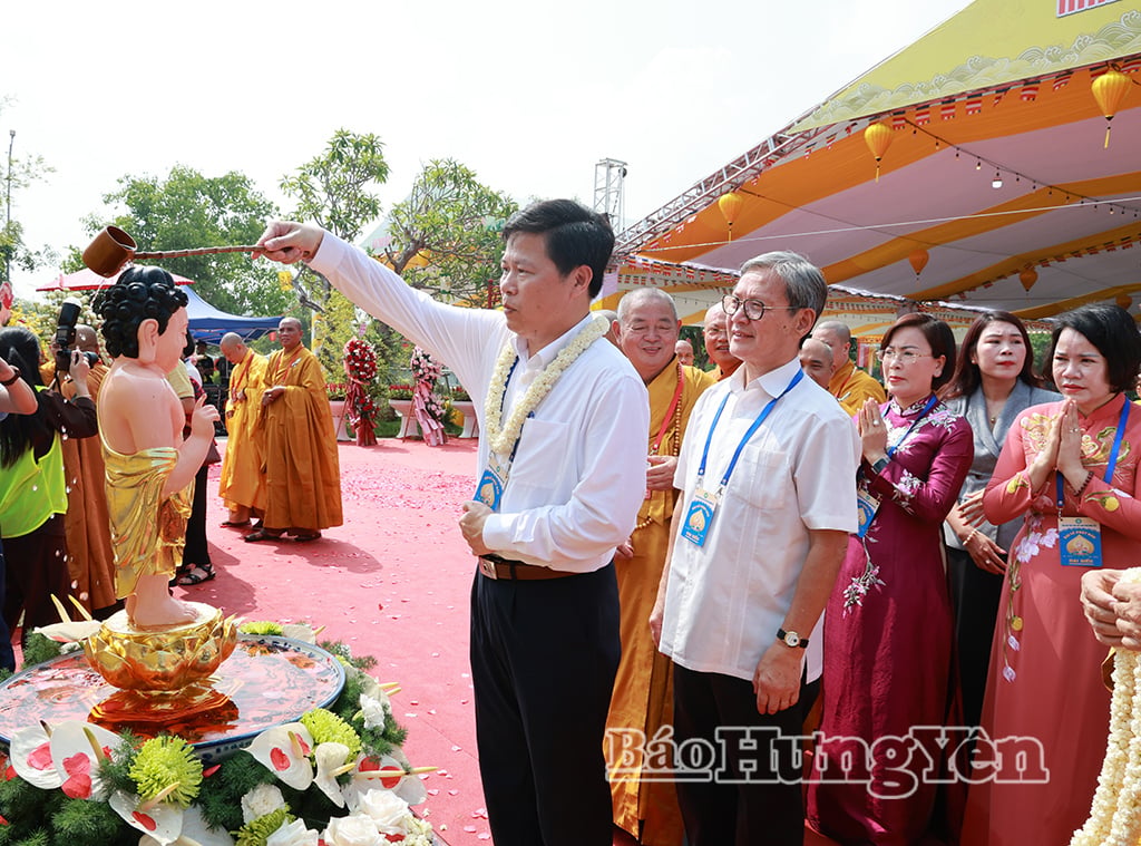 Kameraad Tran Quoc Toan, plaatsvervangend secretaris van het provinciale partijcomité, voorzitter van het Vietnamese Vaderlands Frontcomité van de provincie en hoofd van het provinciale stuurcomité voor religieuze zaken, voerde samen met andere afgevaardigden het ritueel van het wassen van het Boeddhabeeld uit.