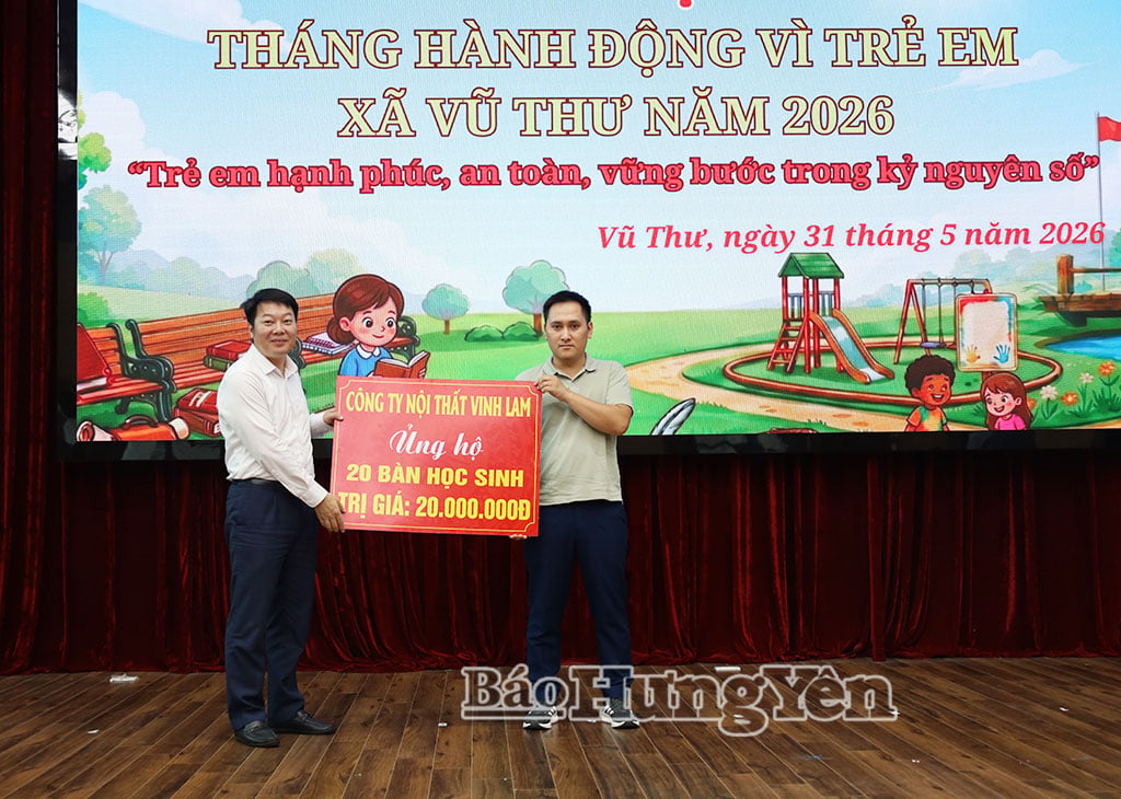Les dirigeants de la commune de Vu Thu ont reçu 20 colis cadeaux pour enfants de la part de la société de meubles Vinh Lam.
