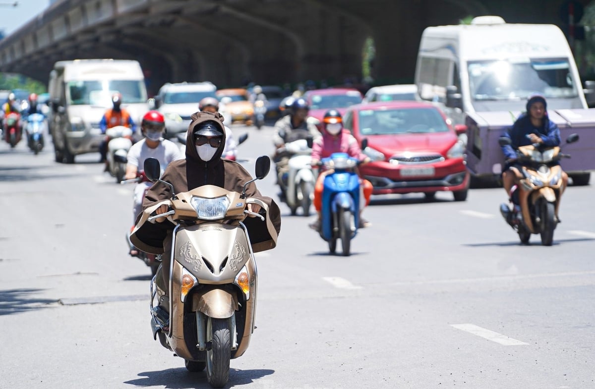 Suhu kepanasan memuncak pada awal bulan Jun, dengan suhu di kawasan pergunungan tengah berpotensi melebihi 40 darjah Celsius. Foto: Akhbar Thanh Nien. Nắng nóng đạt đỉnh đầu tháng 6, vùng núi miền Trung có thể trên 40 độ C. Ảnh: Báo Thanh niên.