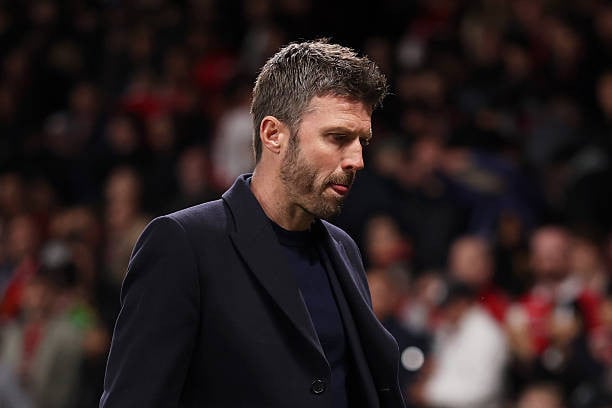 Michael Carrick përballet me sfidën për të ndërtuar një mbrojtje solide për Manchester United.