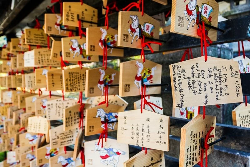 L'ema (un type d'objet cérémoniel) est un élément distinctif de nombreux temples japonais. La coutume d'offrir des ema aux temples remonte à l'époque de Nara. Représentant initialement des chevaux, d'autres images commencèrent à apparaître durant l'époque de Muromachi, ainsi que des ema de plus grande taille. (Source : Shutterstock) Ema là nét đặc trưng ở nhiều ngôi đền Nhật Bản. Phong tục hiến tặng Ema cho các ngôi đền được biết đến từ thời Nara. Ban đầu chỉ vẽ ngựa, đến thời Muromachi, những hình ảnh khác bắt đầu xuất hiện, cùng với kích cỡ Ema lớn hơn. (Nguồn: Shutterstock)