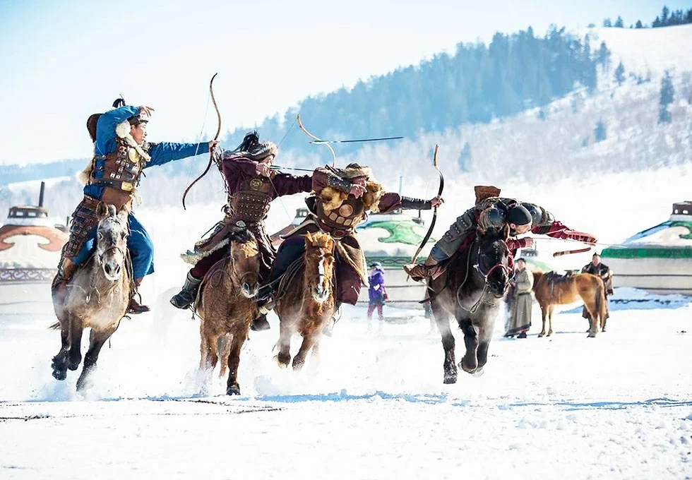 Les nomades vivent sous des tentes. Leur principal moyen de transport est le cheval. Les récits de « la vaste steppe où les chevaux galopent comme le vent » sont courants. (Source : Viettourist) Nhà của dân du mục là những cái lều. Phương tiện di chuyển chính của họ là ngựa. Những câu chuyện ở “thảo nguyên bát ngát ngựa phi như bay”. (Nguồn: Viettourist)