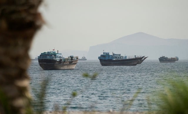Iran sắp luật hóa việc quản lý Eo biển Hormuz - Ảnh 2.