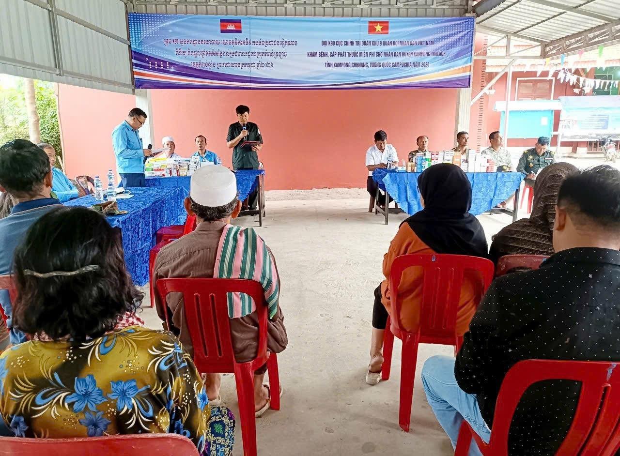 Khám bệnh, cấp thuốc miễn phí cho người dân 2 xã Chhuk Sar và Ta Ches (Campuchia) Khám bệnh, cấp thuốc miễn phí cho người dân 2 xã Chhuk Sar và Ta Ches (Campuchia)