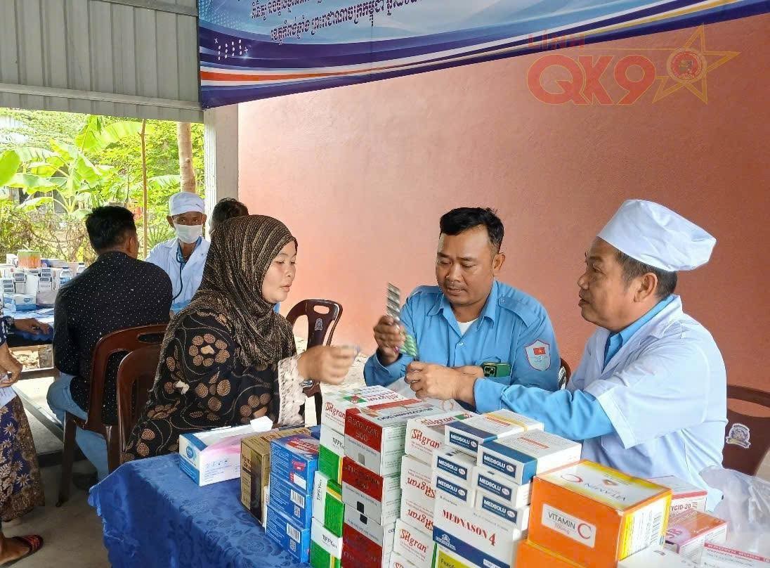 Khám bệnh, cấp thuốc miễn phí cho người dân 2 xã Chhuk Sar và Ta Ches (Campuchia) Khám bệnh, cấp thuốc miễn phí cho người dân 2 xã Chhuk Sar và Ta Ches (Campuchia)