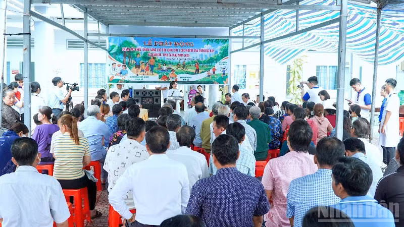 Un gran número de personas acudieron a los puntos de revisión médica gratuitos del Centro de Salud de la Comuna de Dam Doi, en la provincia de Ca Mau.