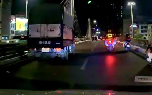 Hình ảnh từ camera hành trình của taxi chở cháu nhỏ.