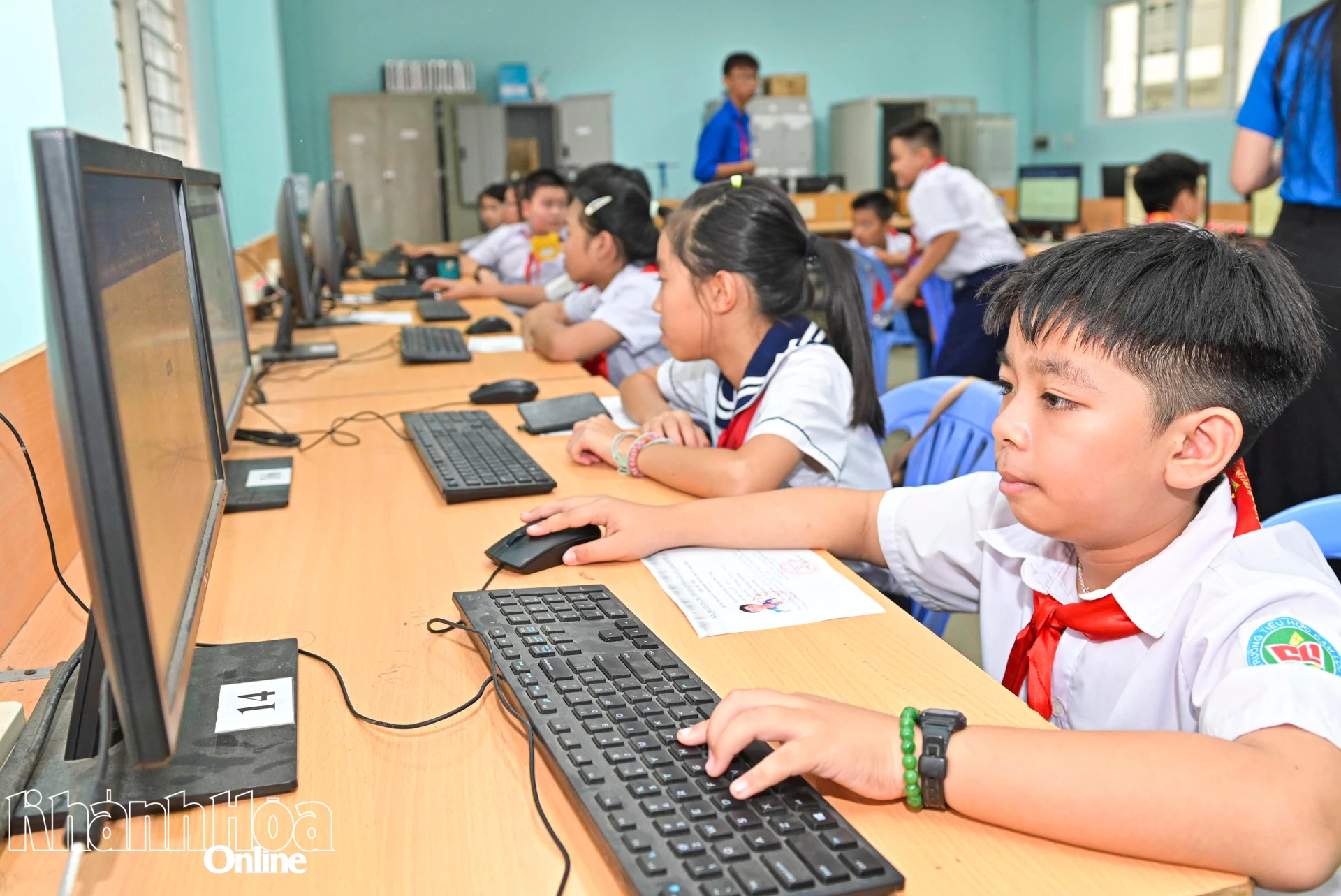 Anak-anak berpartisipasi dalam Kompetisi Informatika Pemuda Provinsi ke-31 - 2026, yang diselenggarakan oleh Persatuan Pemuda Provinsi bekerja sama dengan Dinas Pendidikan dan Pelatihan.