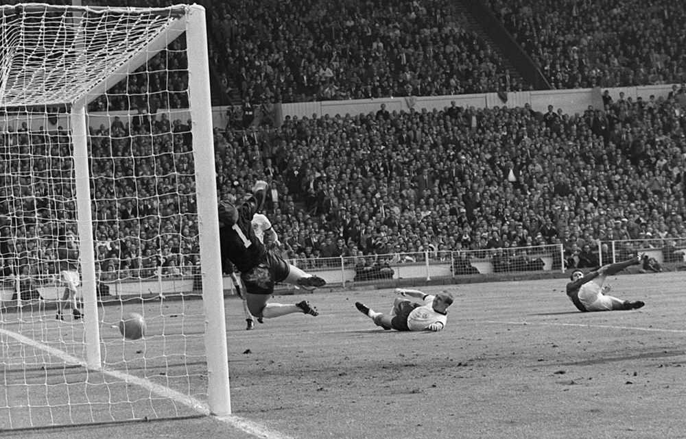 Lịch sử World Cup 1966: Bóng ma trên xà ngang thánh địa Wembley - ảnh 9
