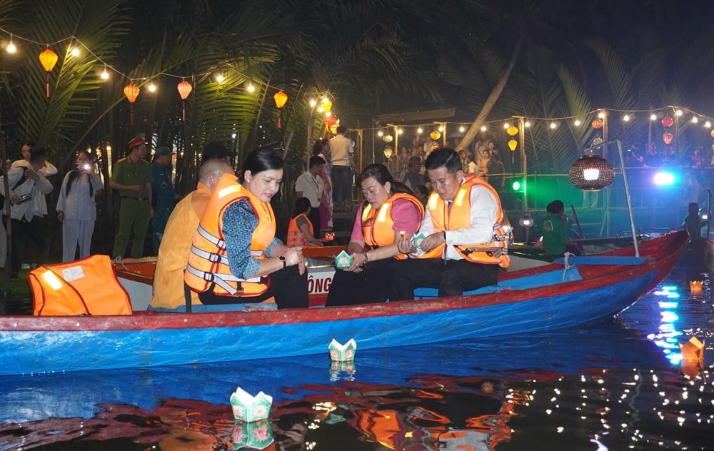 Ribuan lampion menerangi malam di hutan kelapa Tịnh Khê - foto 6