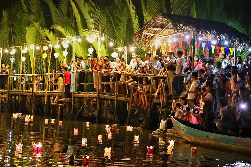 Ribuan lampion menerangi malam di hutan kelapa Tịnh Khê - foto 8