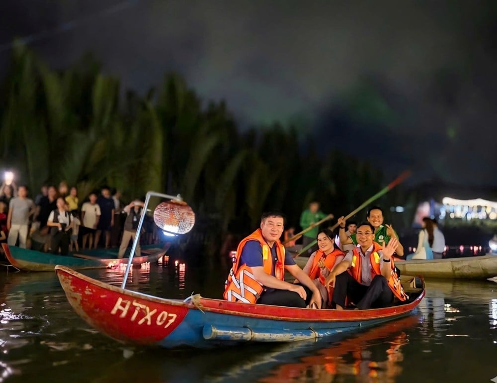 Ribuan lampion menerangi malam di hutan kelapa Tịnh Khê - foto 9