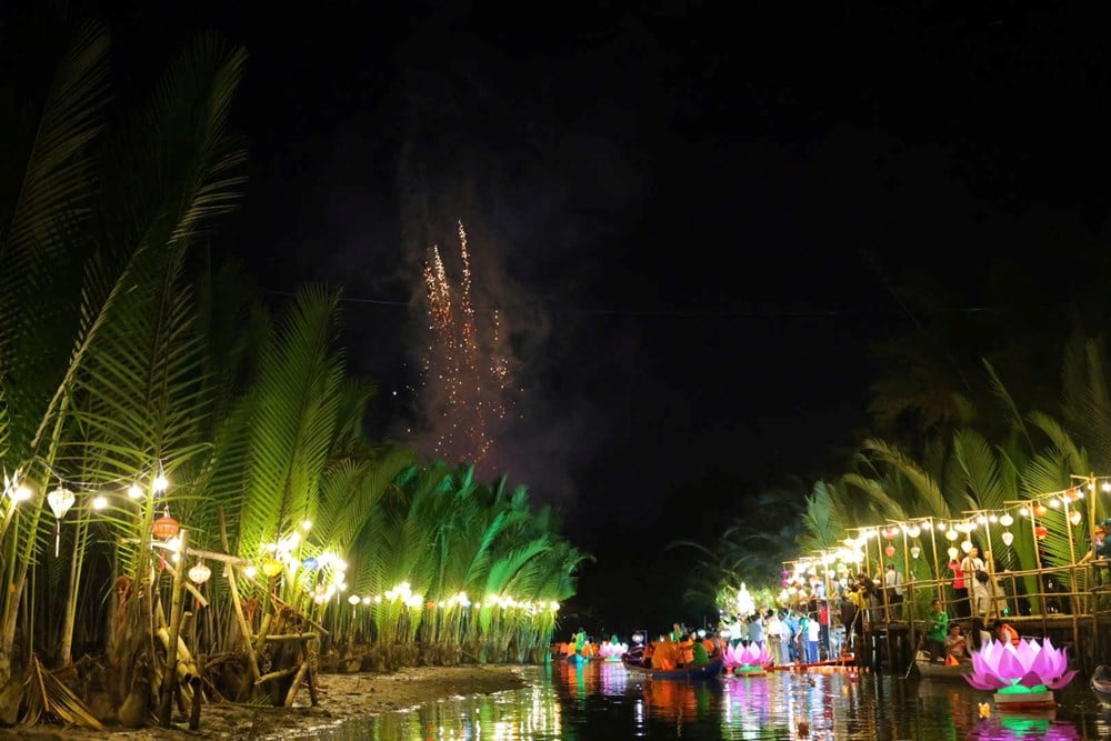 Ribuan lampion menerangi malam di hutan kelapa Tịnh Khê - foto 10
