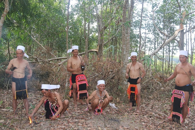 Người Giẻ Triêng với tục 'ăn than'- Ảnh 2.