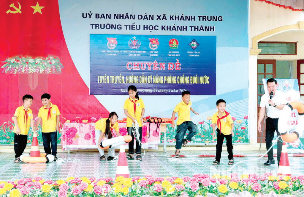 Funzionari del Centro provinciale per la gioventù stanno diffondendo informazioni e fornendo indicazioni sulle tecniche di prevenzione degli annegamenti agli studenti della scuola primaria di Khanh Thanh (comune di Khanh Trung). Foto: Minh Quang