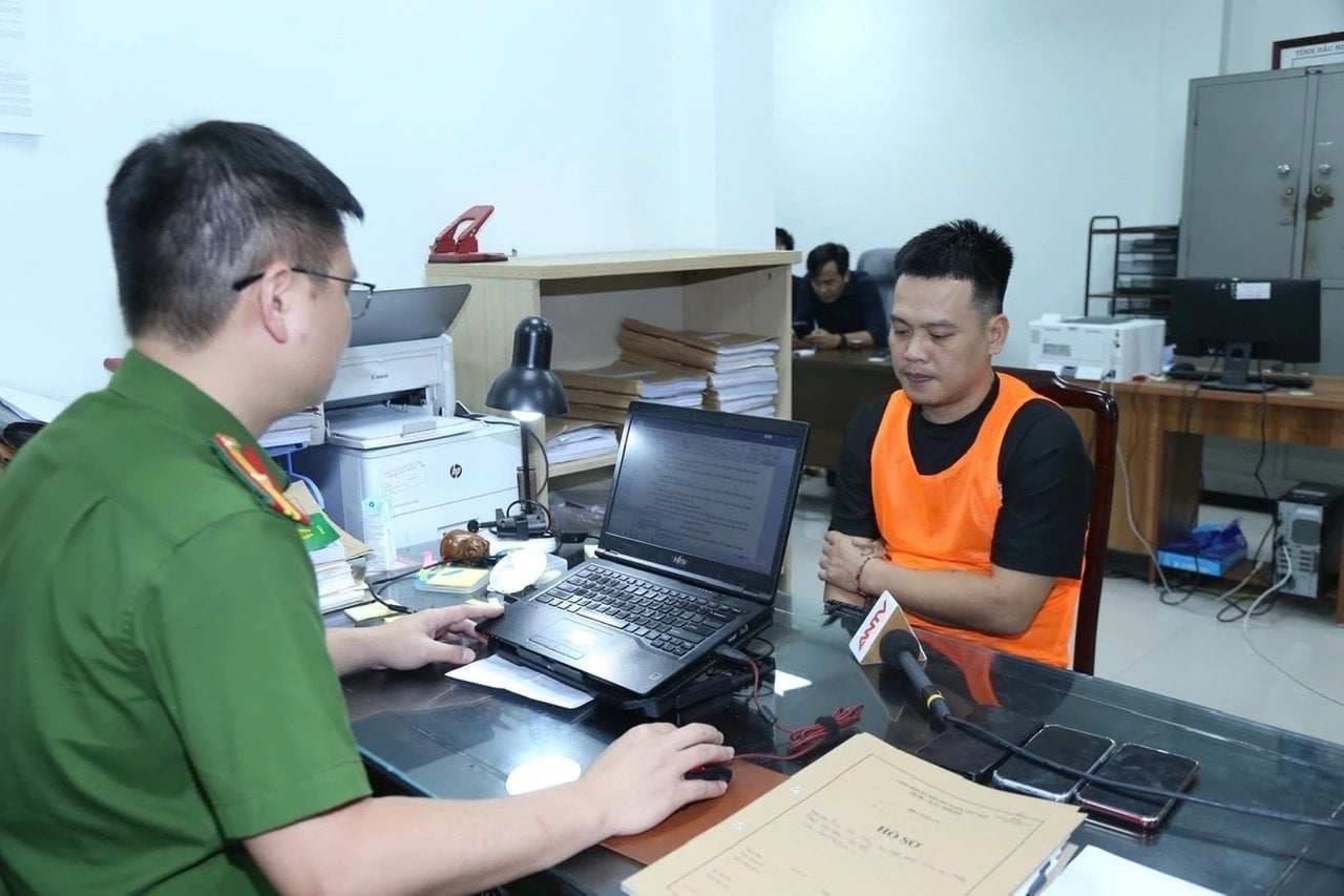 co-quan-canh-sat-dieu-tra-cong-an-tinh-bac-ninh-lam-viec-voi-doi-tuong-trong-duong-day-phat-song-trai-phep-cac-giai-the-thao-co-ban-quyen.-anh-cong-an-cung-cap.jpg